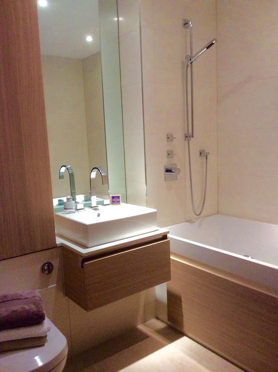 Gunwharf Quays Harbour Apartments Portsmouth Dış mekan fotoğraf